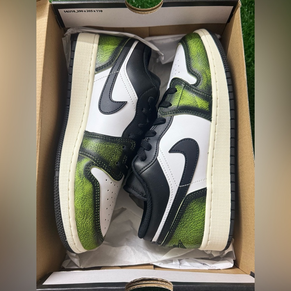 Jordan 1 Low
Wear Away Electric Green‎ (GS) Size 6.5Y